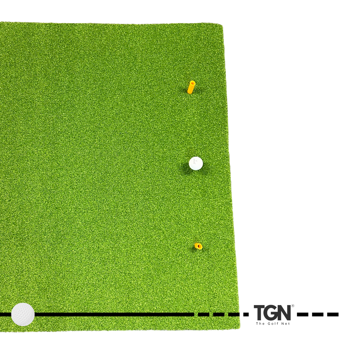Tappeto da golf con pallina e tee