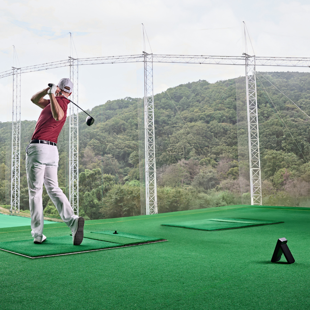 Golfer training with SC4 on practice mat